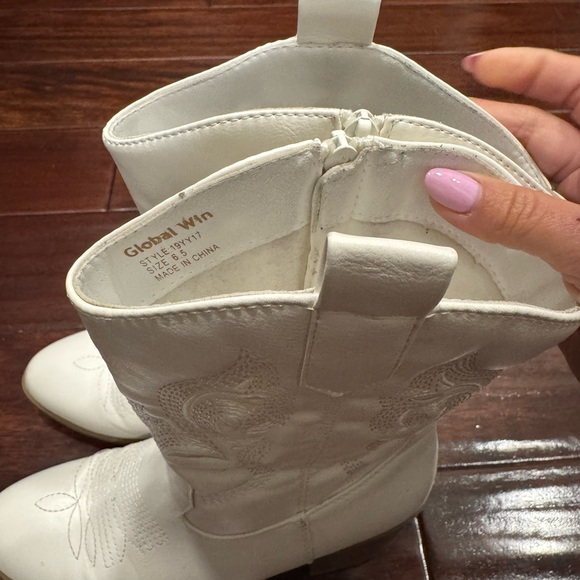 White Heeled Cowboy Boots with Decorative Stitching - Picture 5 of 6